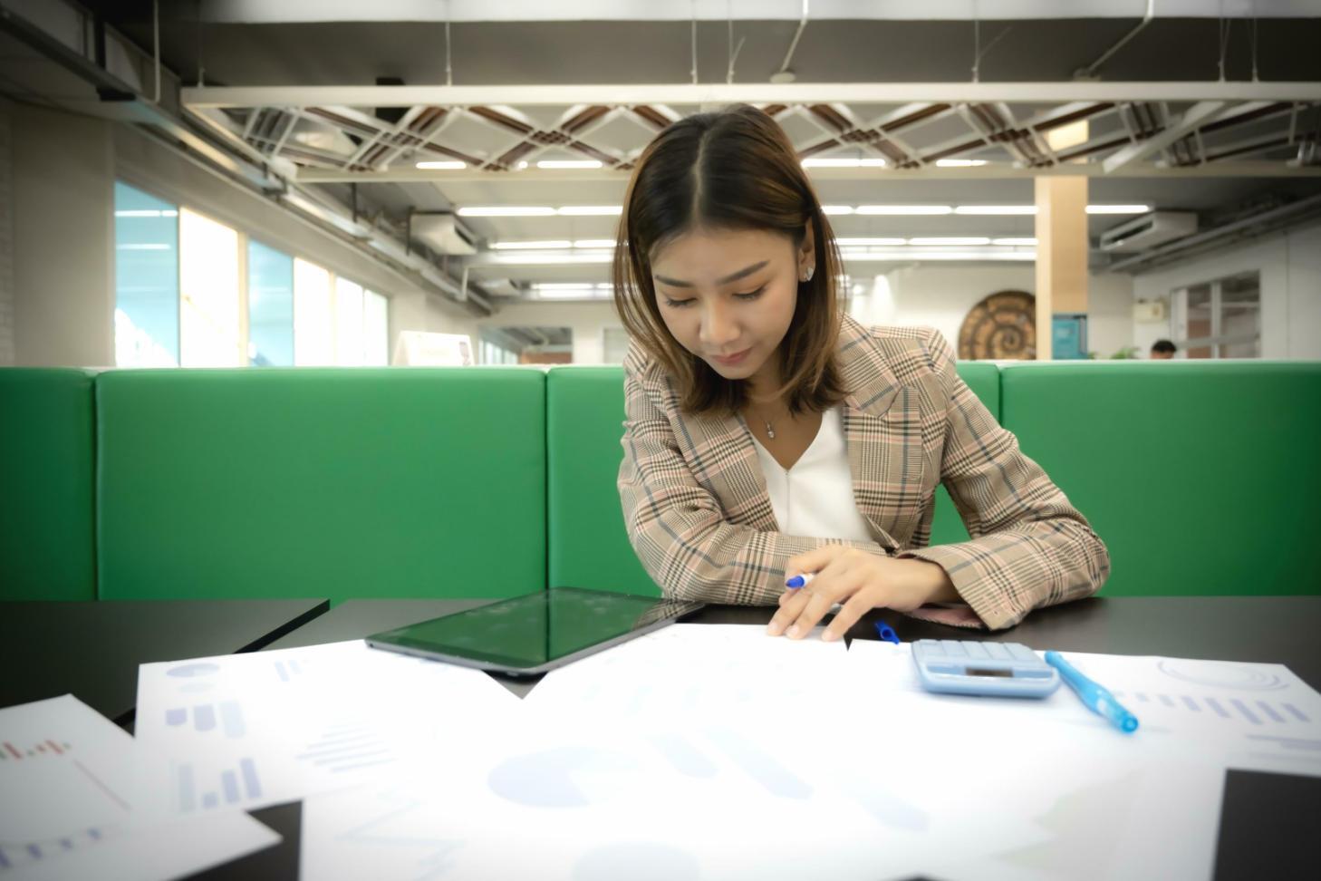 Estudiante desarrollando habilidades tecnológicas